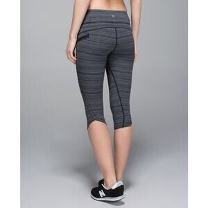 Lululemon Run Top Speed Mid‎ Rise Crop Leggings in Cyber Stripe Deep Coal Size 6